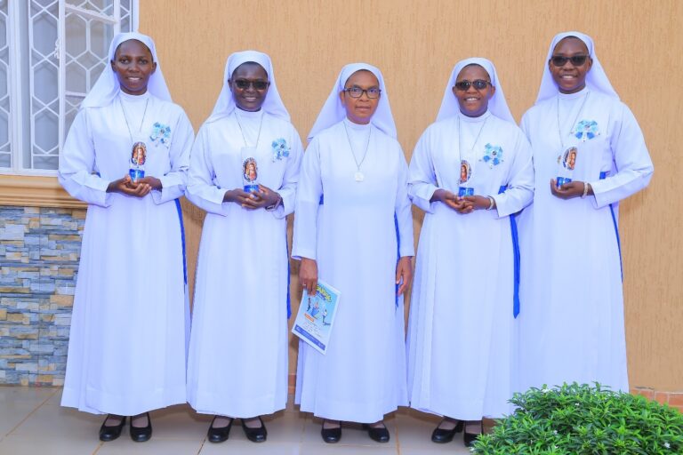 Newly professed sisters with Superior General - 2024