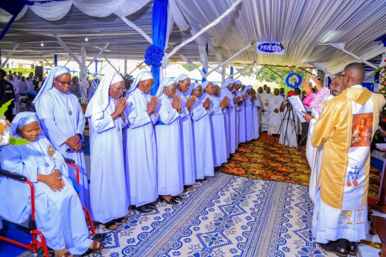 jubilalians in prayer